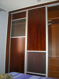 Armario de madera de nogal